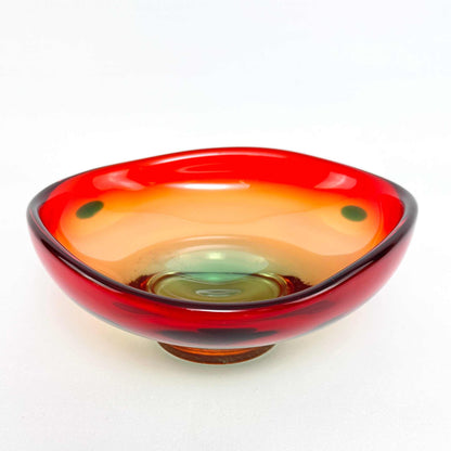 Schrägansicht der Murano-Glasschale von Flavio Poli mit rotem Rand und grünem Glasfuß