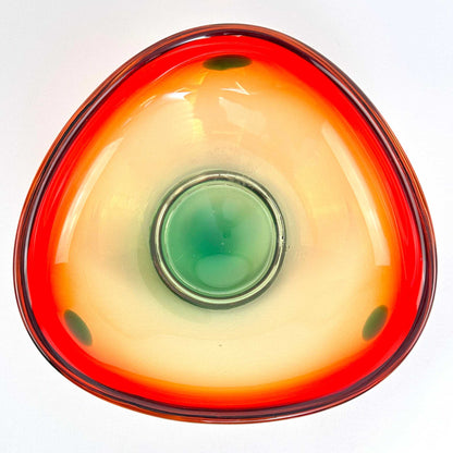Draufsicht auf die farbverlaufende Sommerso-Glasschale mit grünem Zentrum und rotem Rand