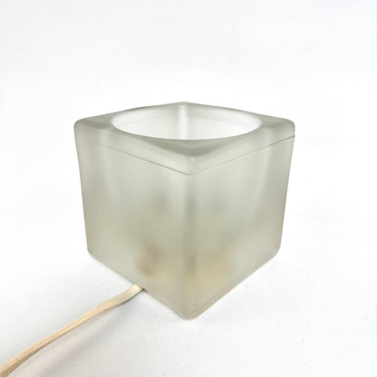 Rückansicht der matten Glas-Tischleuchte mit sichtbarem Kabel und abgerundeten Kanten
