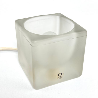 Schrägansicht der unbeleuchteten quadratischen Ice-Cube-Leuchte mit rundem Glaseinsatz oben
