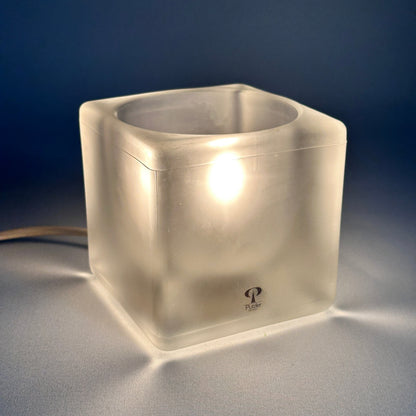 Seitliche Ansicht der eingeschalteten Tischleuchte aus satiniertem Glas mit Putzler-Emblem