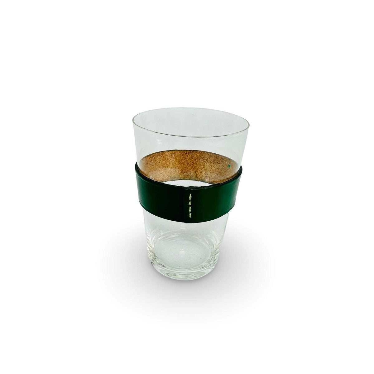 Einzelnes Glas mit grüner Ledermanschette und Ziernaht