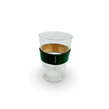 Einzelnes Glas mit grüner Ledermanschette und Ziernaht