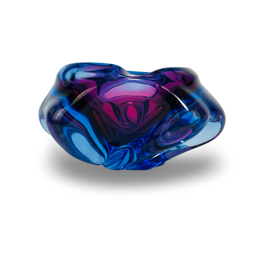 Chřibská Sommerso-Schale in Blau und Violett von Josef Hospodka, Seitenansicht mit gefaltetem Rand