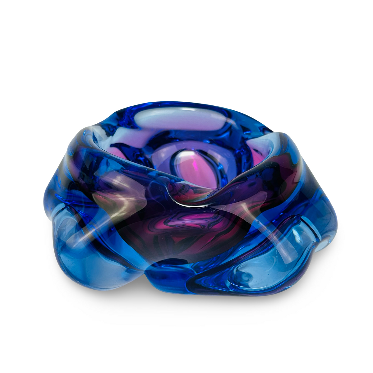Schrägansicht der blauen Glasschale mit violettem Kern und drei eingeschlagenen Randlappen