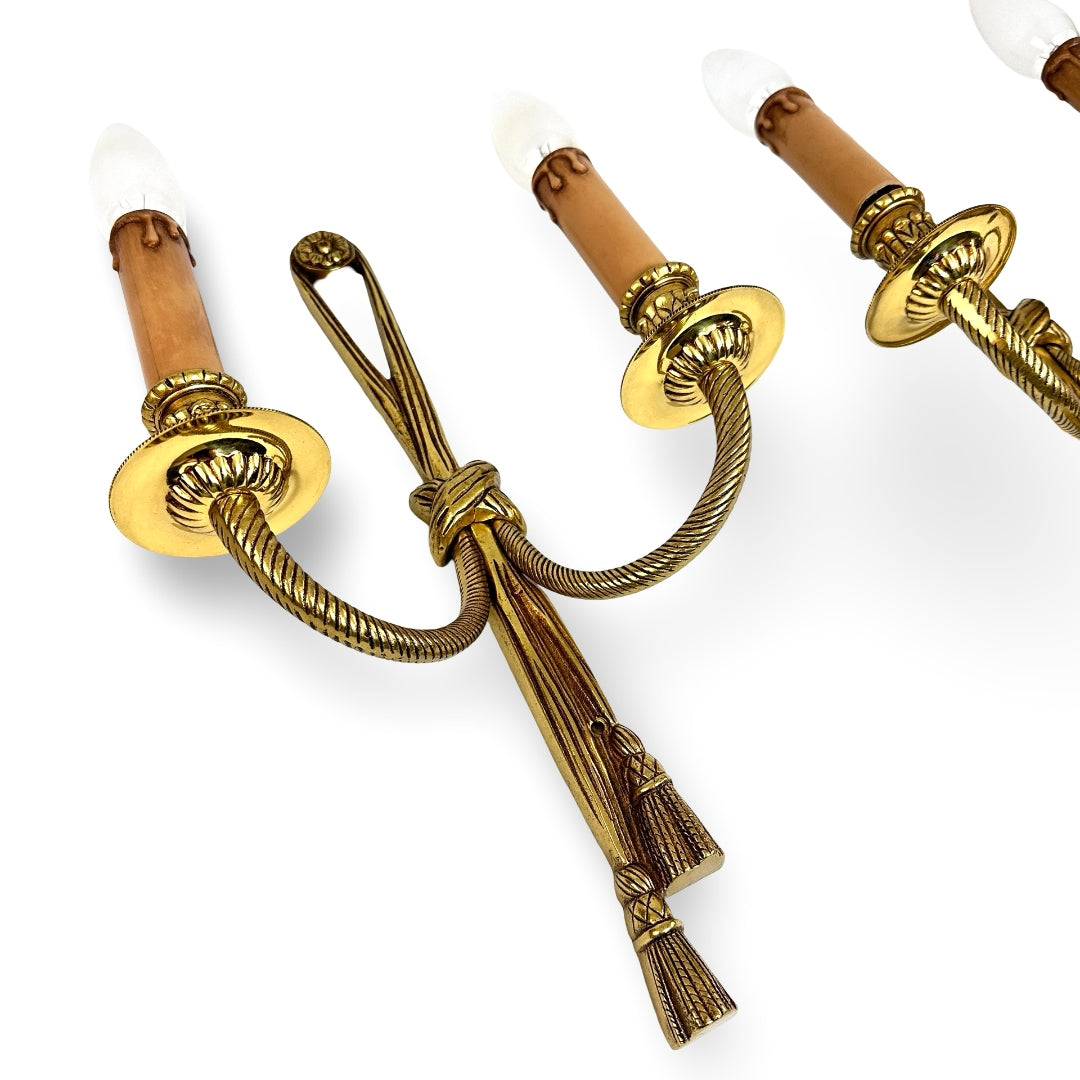 Messing-Wandleuchten mit Kordelknoten und Quasten, schräge Ansicht des Paares