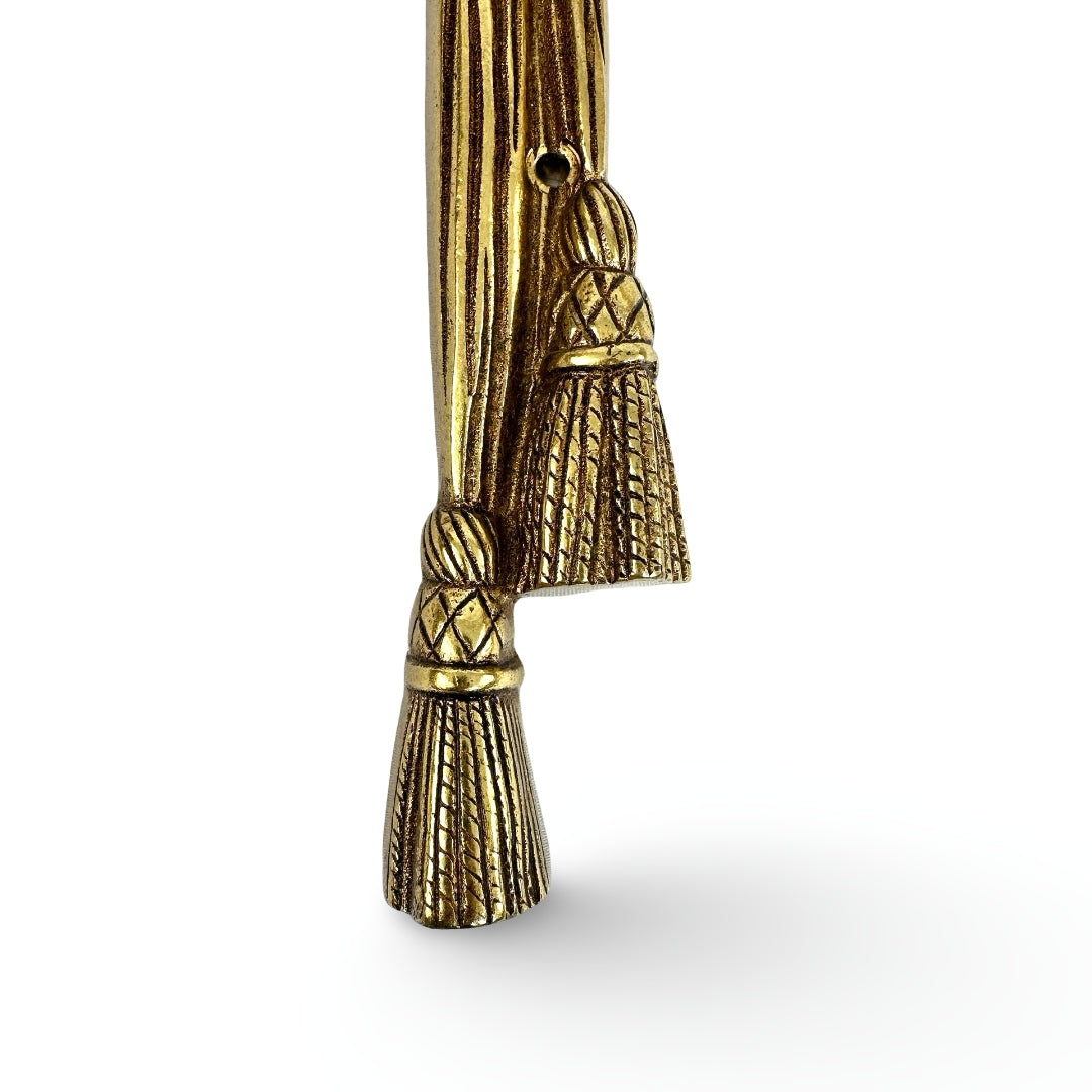 Untere Quasten des Rückenschilds mit ziselierter Oberfläche und dunkler Patina