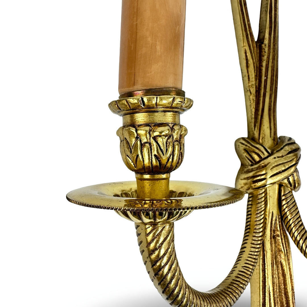 Kerzenteller mit Perlrand und Blattkranz, Detail der Messingarbeit