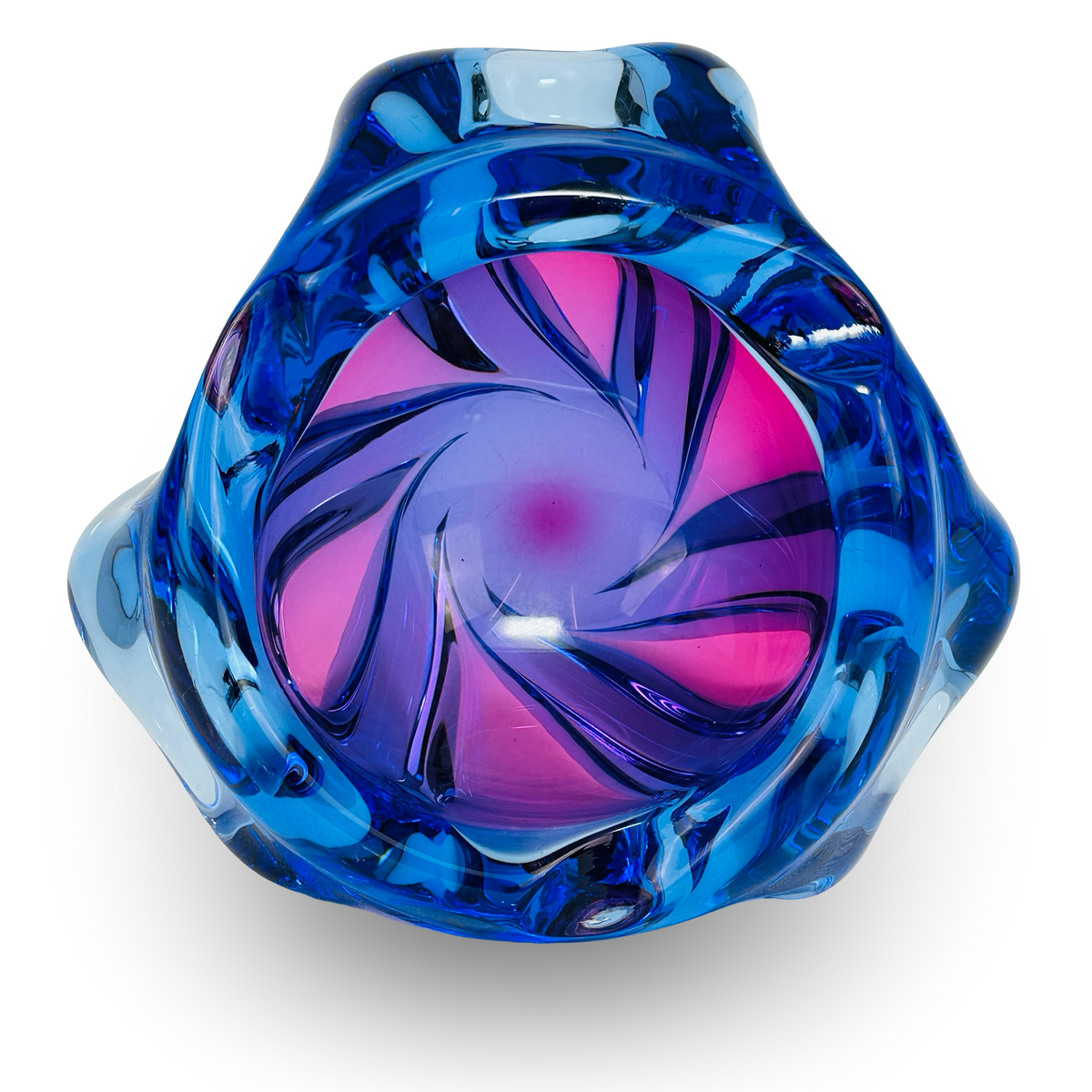 Blick von oben auf das Spiralmuster aus Violett und Pink im hellblauen Sommerso-Glas