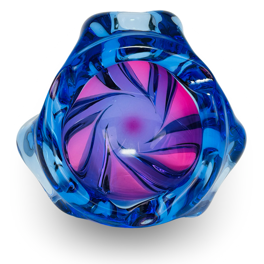 Blick von oben auf das Spiralmuster aus Violett und Pink im hellblauen Sommerso-Glas