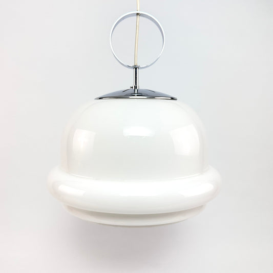 Weiße Glas Hängeleuchte Limburg Modell P389 1970er mit Chromring und E27 Fassung