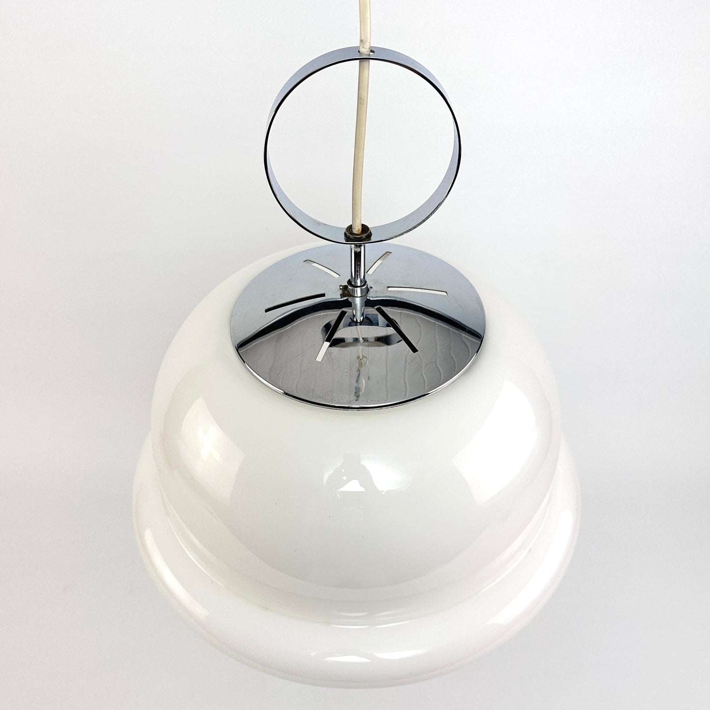 Weiße Glas Hängeleuchte Limburg Modell P389 1970er mit Chromring und 35 cm Durchmesser