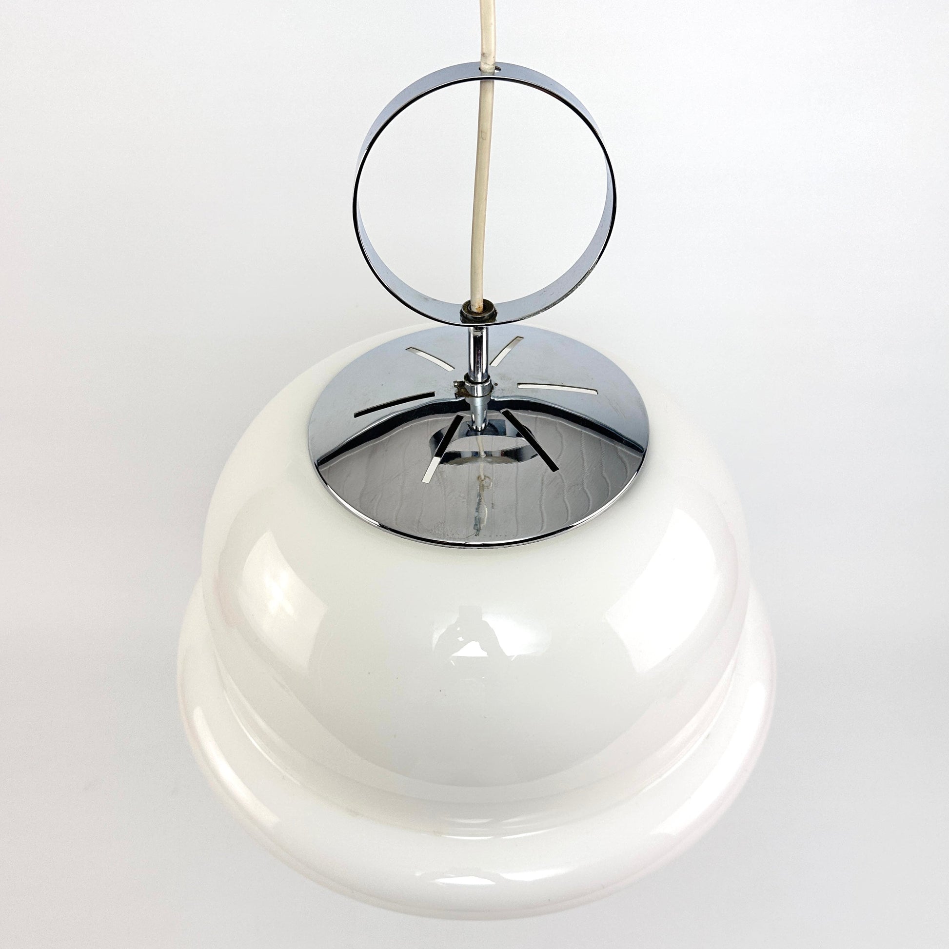 Weiße Glas Hängeleuchte Limburg Modell P389 1970er mit Chromring und 35 cm Durchmesser