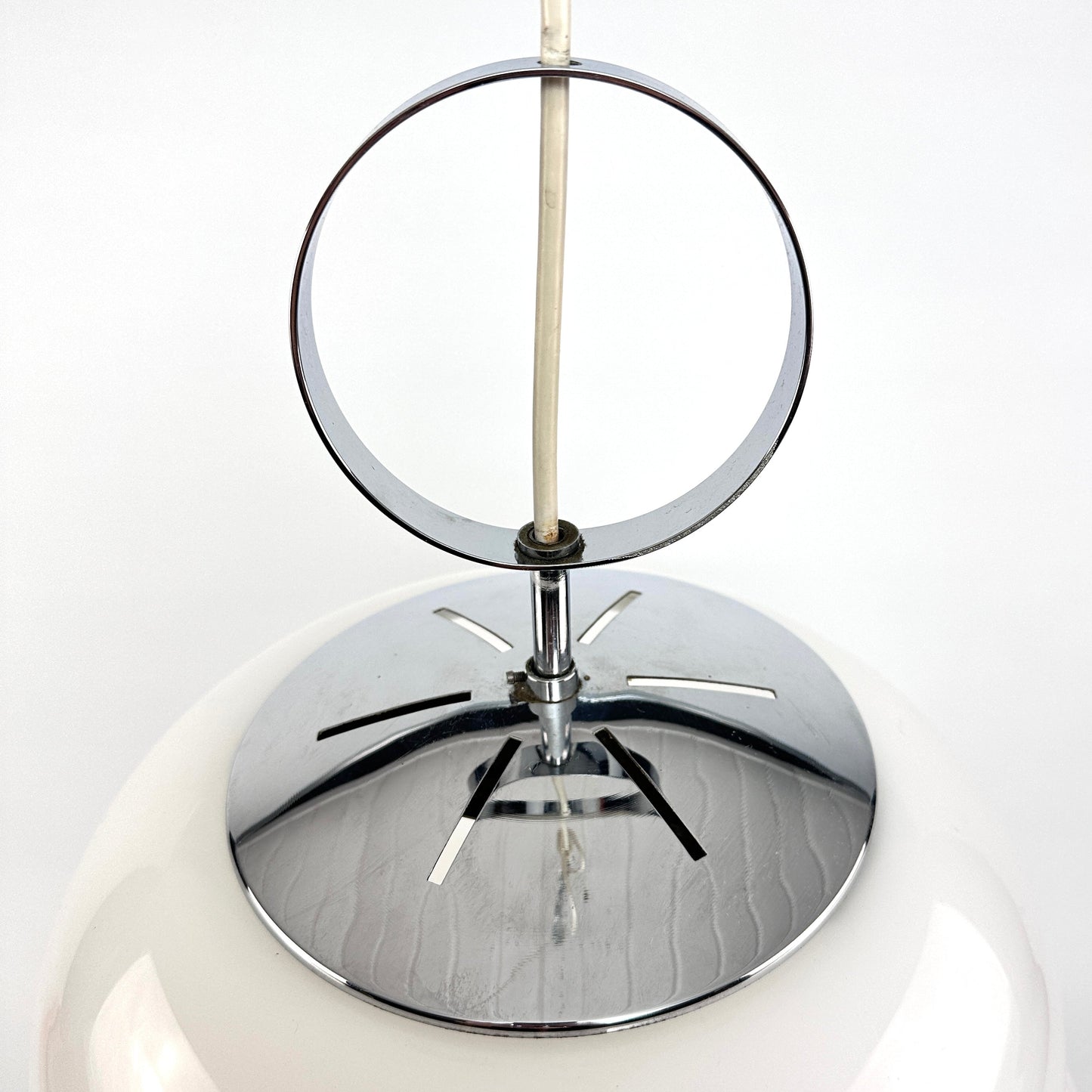 Weiße Glas Hängeleuchte Limburg Modell P389 1970er mit Chromring und 35 cm Durchmesser