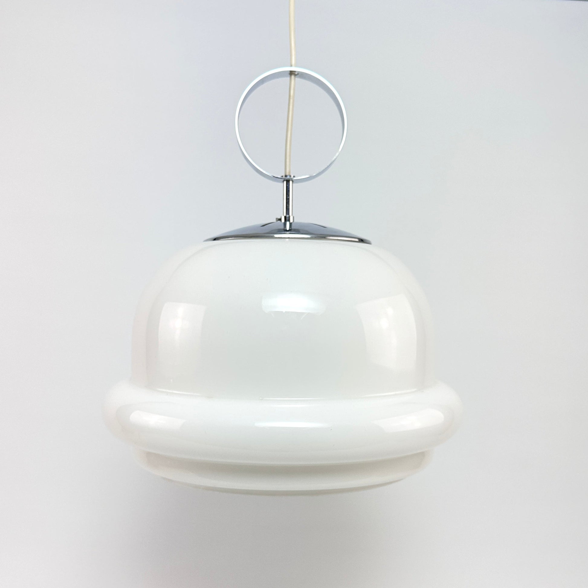 Weiße Glas Hängeleuchte Modell P389 von Limburg mit chromring aus den 1970er Jahren