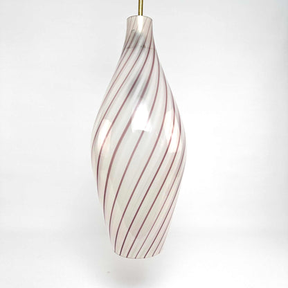 Gesamtansicht der Granada-Pendelleuchte von Alois Gangkofner mit gedrehtem weißem Glas und roten Streifen, 1958