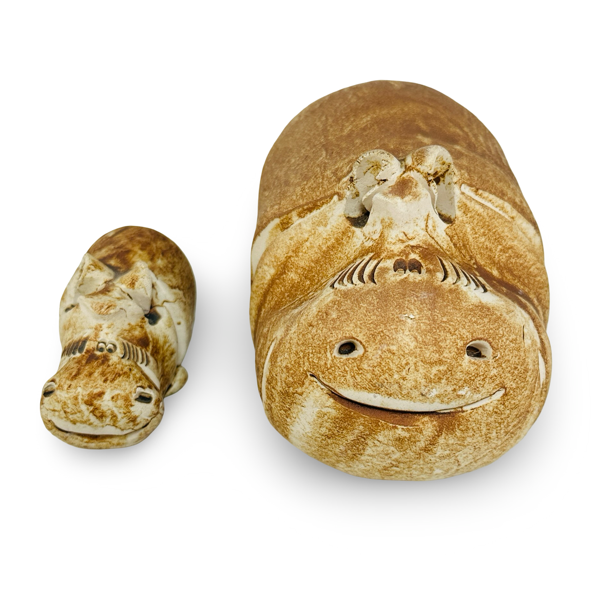 Nilpferd-Paar von oben mit aufgestellten Ohren, Nasenlöchern und Augen