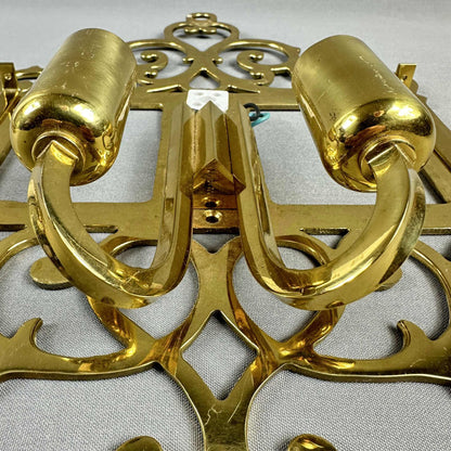 Nahansicht der zwei Messingarme und keramischen Fassungen auf der Rückseite der Wandleuchte
