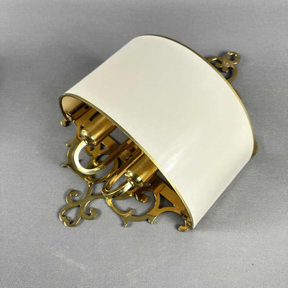 Schrägansicht eines cremefarbenen Schirms über dem ornamentierten Messingkorpus der 1960er