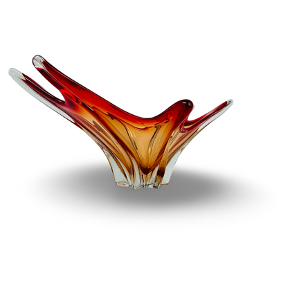 Schrägansicht der roten Murano Glasschale mit Bernsteinkern und weit ausschwingenden Zipfeln