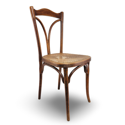 Schräge Gesamtansicht des Thonet-Stuhls mit leicht nach außen gestellten Vorderbeinen