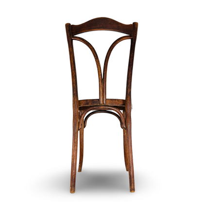 Frontalansicht des Thonet-Stuhls um 1900 mit offener Rückenform und geflochtener Sitzfläche