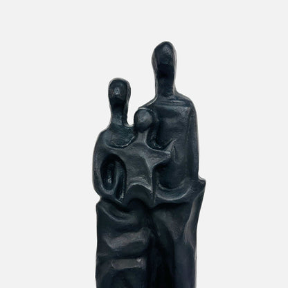 Nahaufnahme der drei abstrahierten Figuren der dunklen Eisenskulptur Familie aus Belgien, 1960er