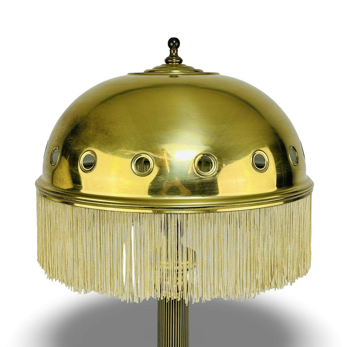 Detail Kuppelschirm mit Lichtöffnungen und Fransenkranz
