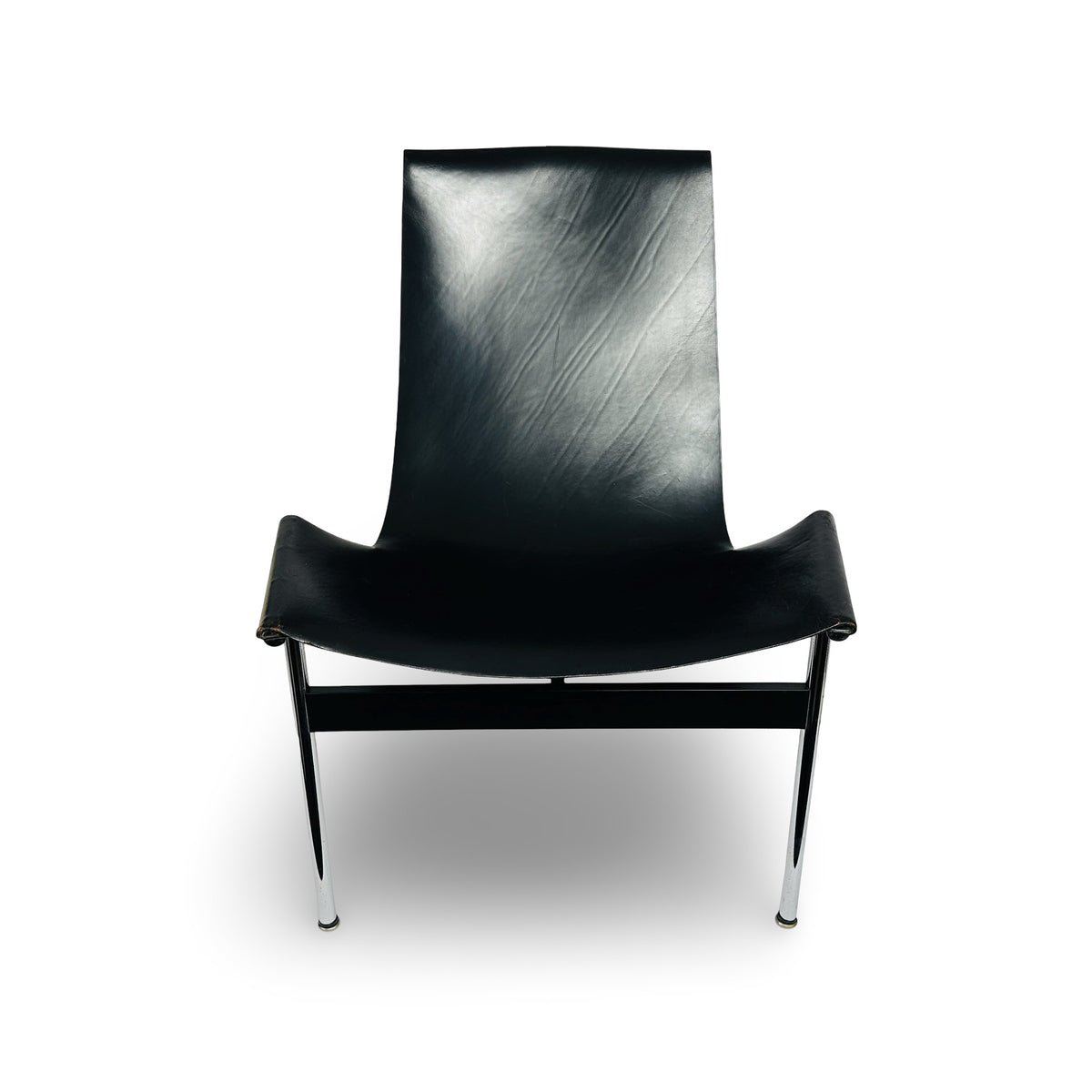 Eingehängte schwarze Ledersitzfläche des T-Chair, frontale Nahansicht