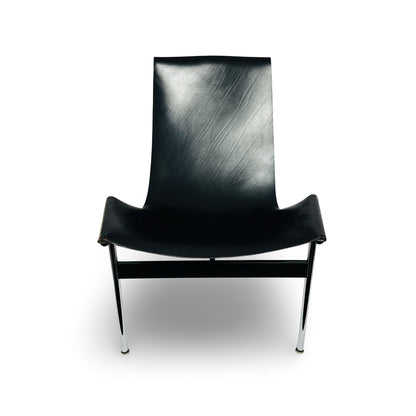 Eingehängte schwarze Ledersitzfläche des T-Chair, frontale Nahansicht
