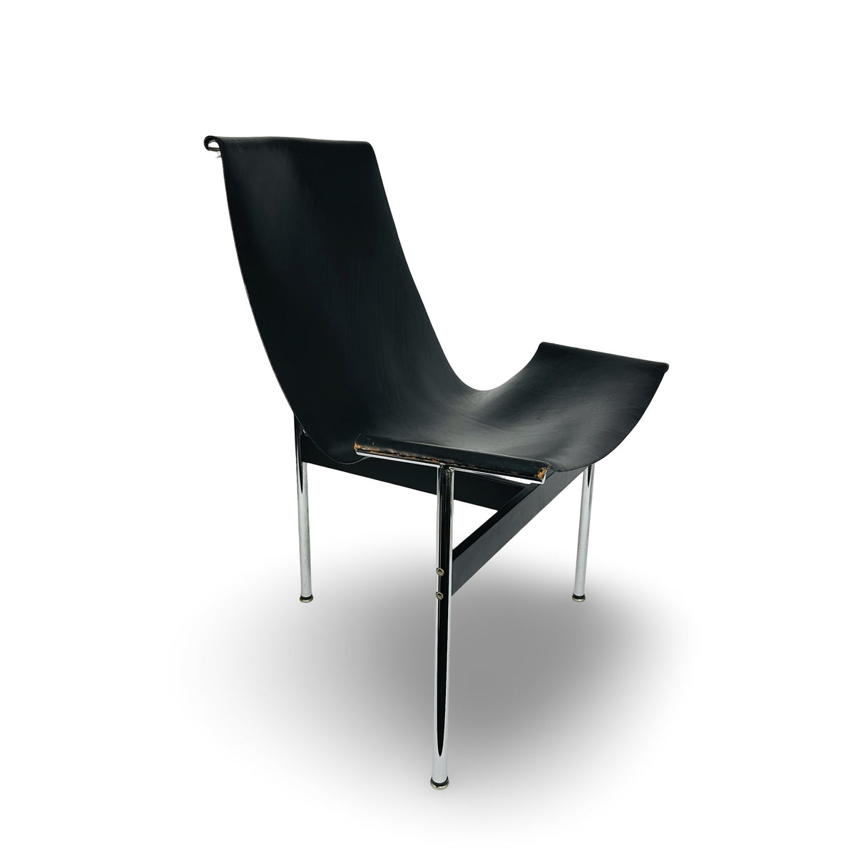 T-Chair schräg von hinten mit hoch aufsteigendem hinterem Chrombein