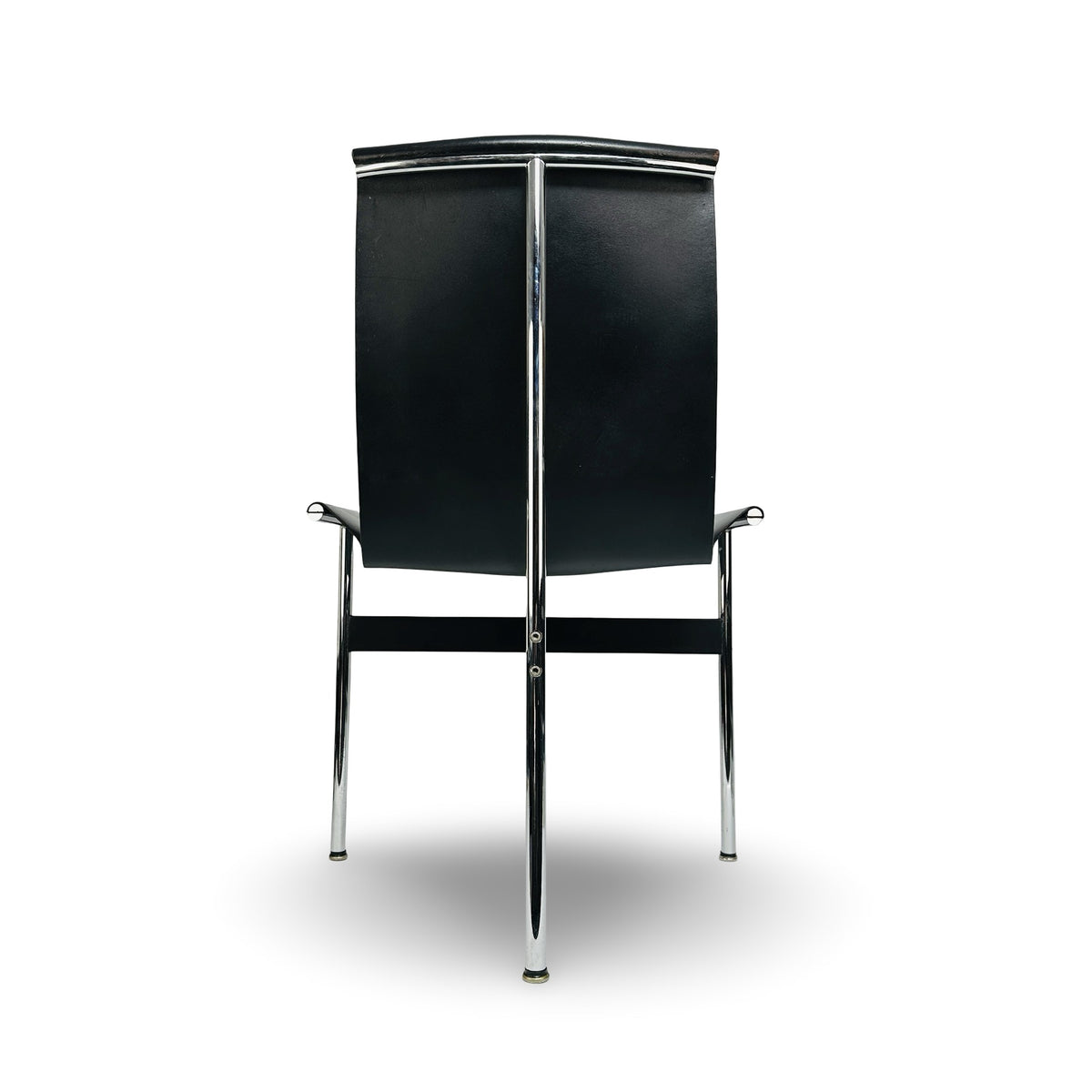Rückansicht des T-Chair mit schwarzer Lederrückseite und Querstrebe
