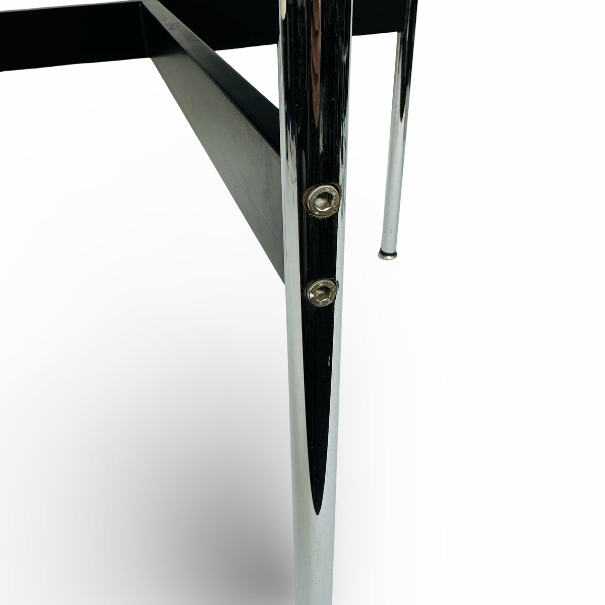 Detail Chrombein und schwarz lackierte T-Strebe mit Verschraubung