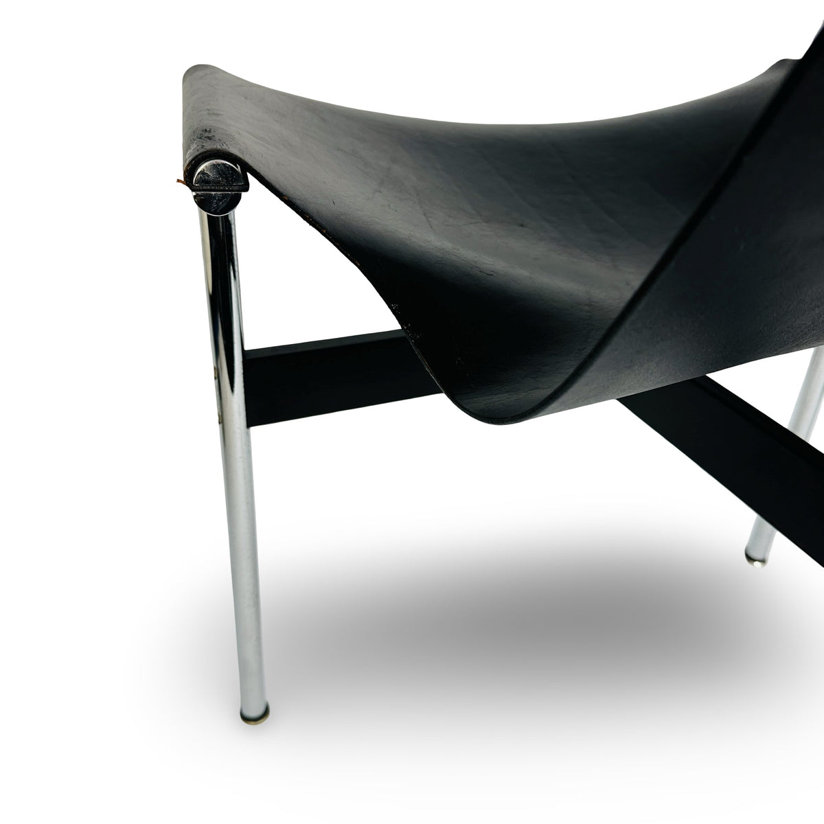 Detail der eingehängten Ledersitzfläche am Seitenholm des T-Chair