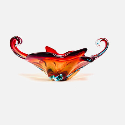 Seitliche Gesamtansicht der Murano-Glasschale aus Italien der 1960er mit roten Spiralhenkeln