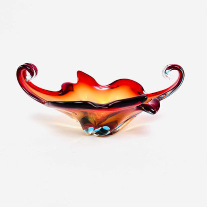 Frontalansicht der Murano-Schale aus Italien der 1960er mit orangegelbem Zentrum und roten Henkeln