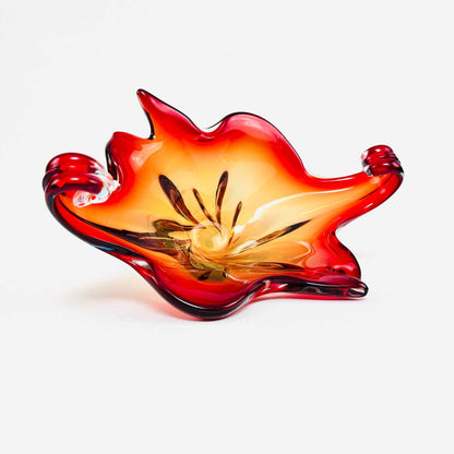 Blick in die flache Murano-Glasschale aus Italien der 1960er mit gedrehten Farbsträngen