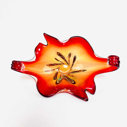 Draufsicht auf die gewellte Glasschale aus Italien der 1960er mit rotem Rand und orangener Mitte