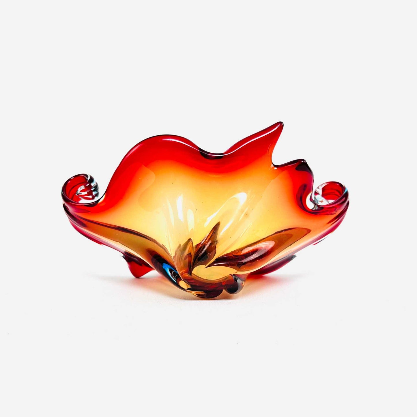 Murano Glas Schale in Rot, Gelb, Orange und Braun aus den 1960er Jahren, handgefertigt mit typischen Farbverläufen und organischer Form