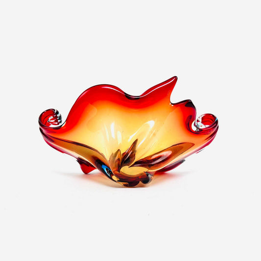 Murano Glas Schale in Rot, Gelb, Orange und Braun aus den 1960er Jahren, handgefertigt mit typischen Farbverläufen und organischer Form