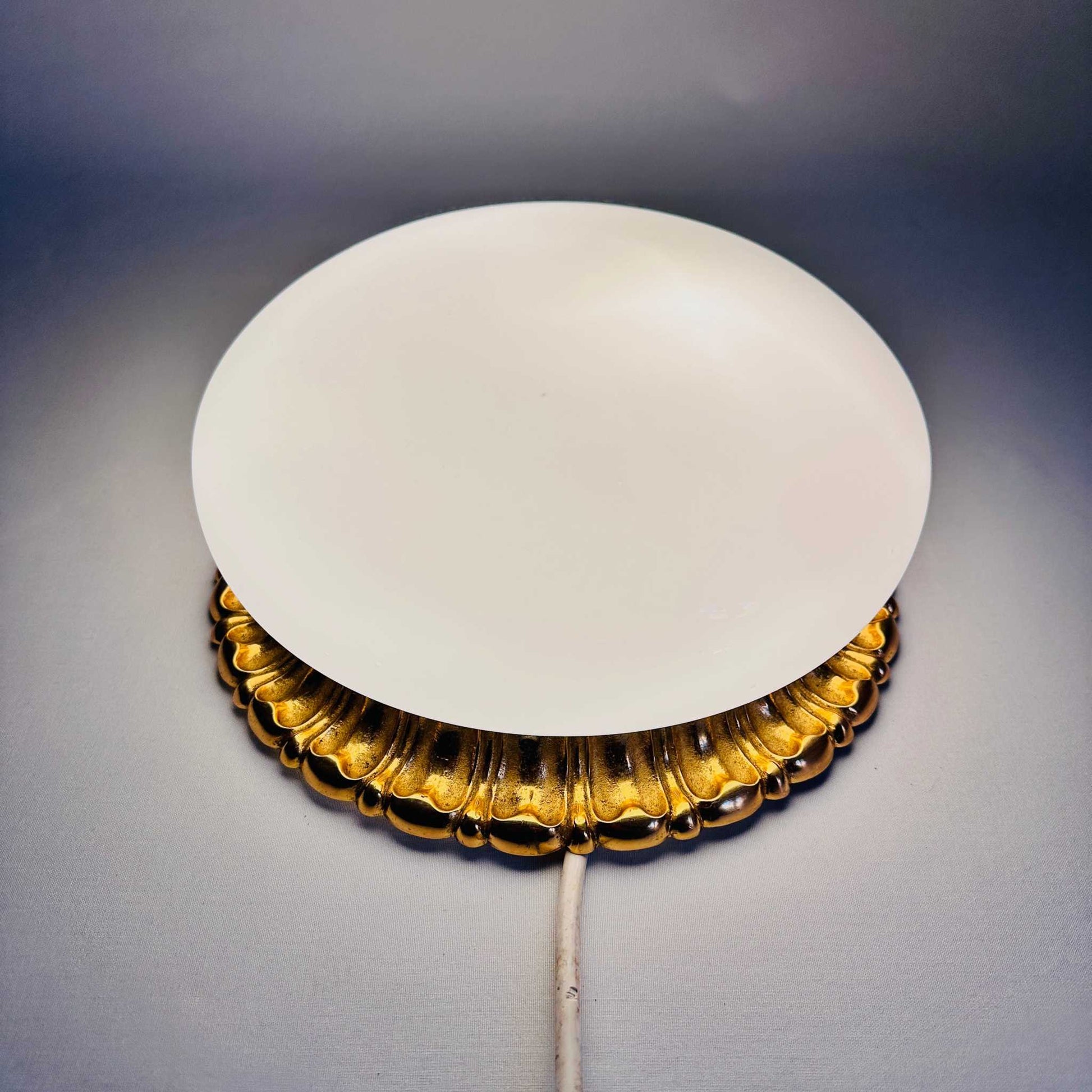 Schwere Deckenleuchte aus Messing und Glas 1950er Jahre in sehr gutem Zustand