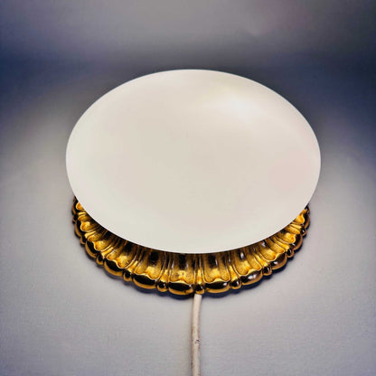 Seitliche Ansicht der Leuchte aus Glas und Messing, Frankreich der 1950er, mit goldfarbenem Sockel
