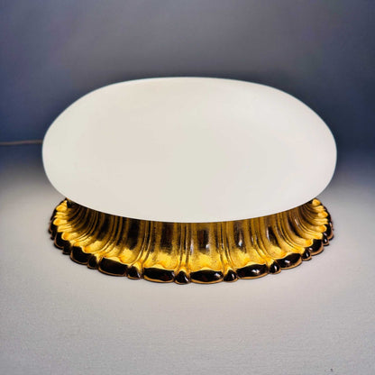 Schrägansicht der runden Wand- oder Deckenleuchte aus Glas und Messing, Frankreich der 1950er