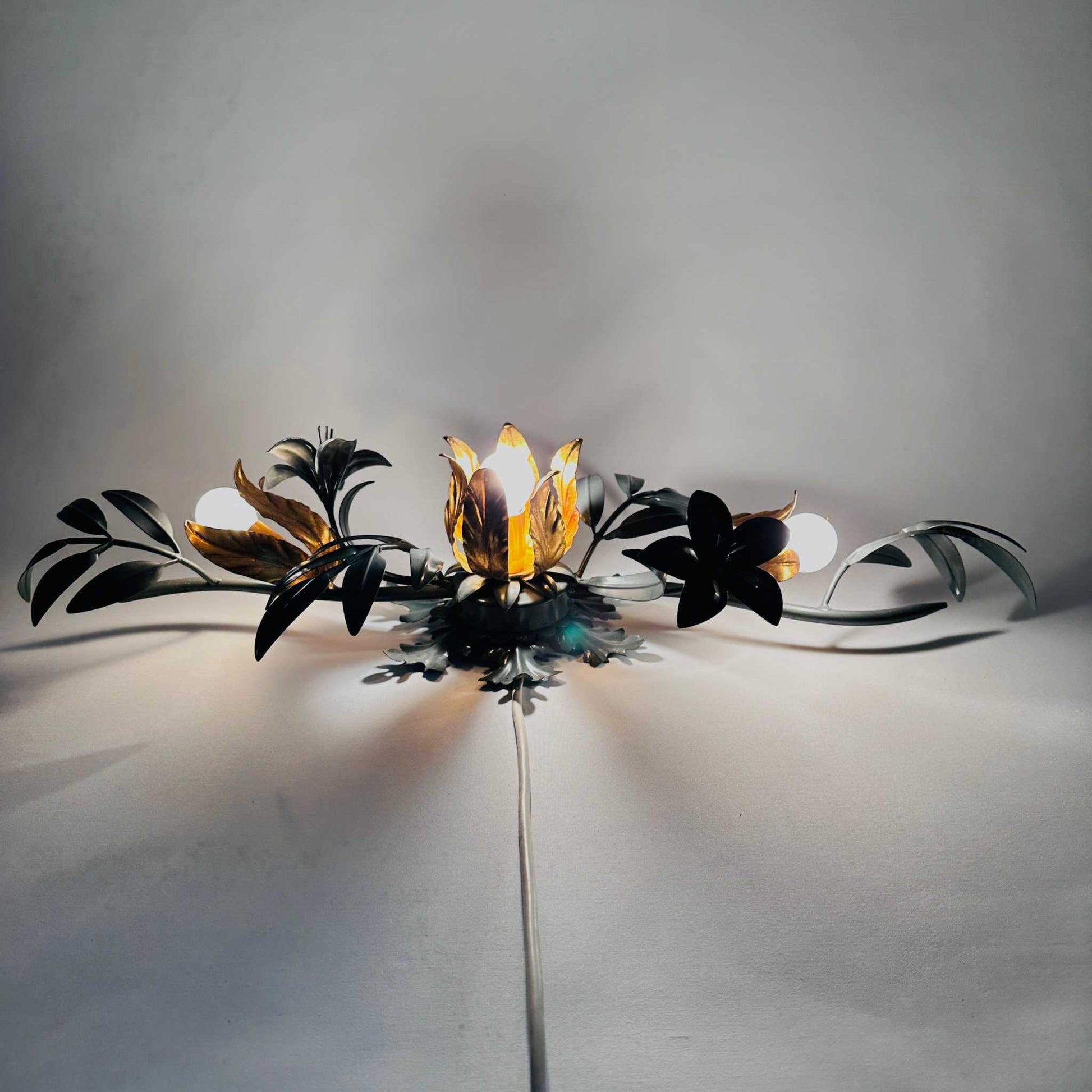 Florale Wand oder Deckenleuchte 70er Jahre mit E14 Birnen, breite 84 cm, tiefe 30 cm, höhe 16 cm