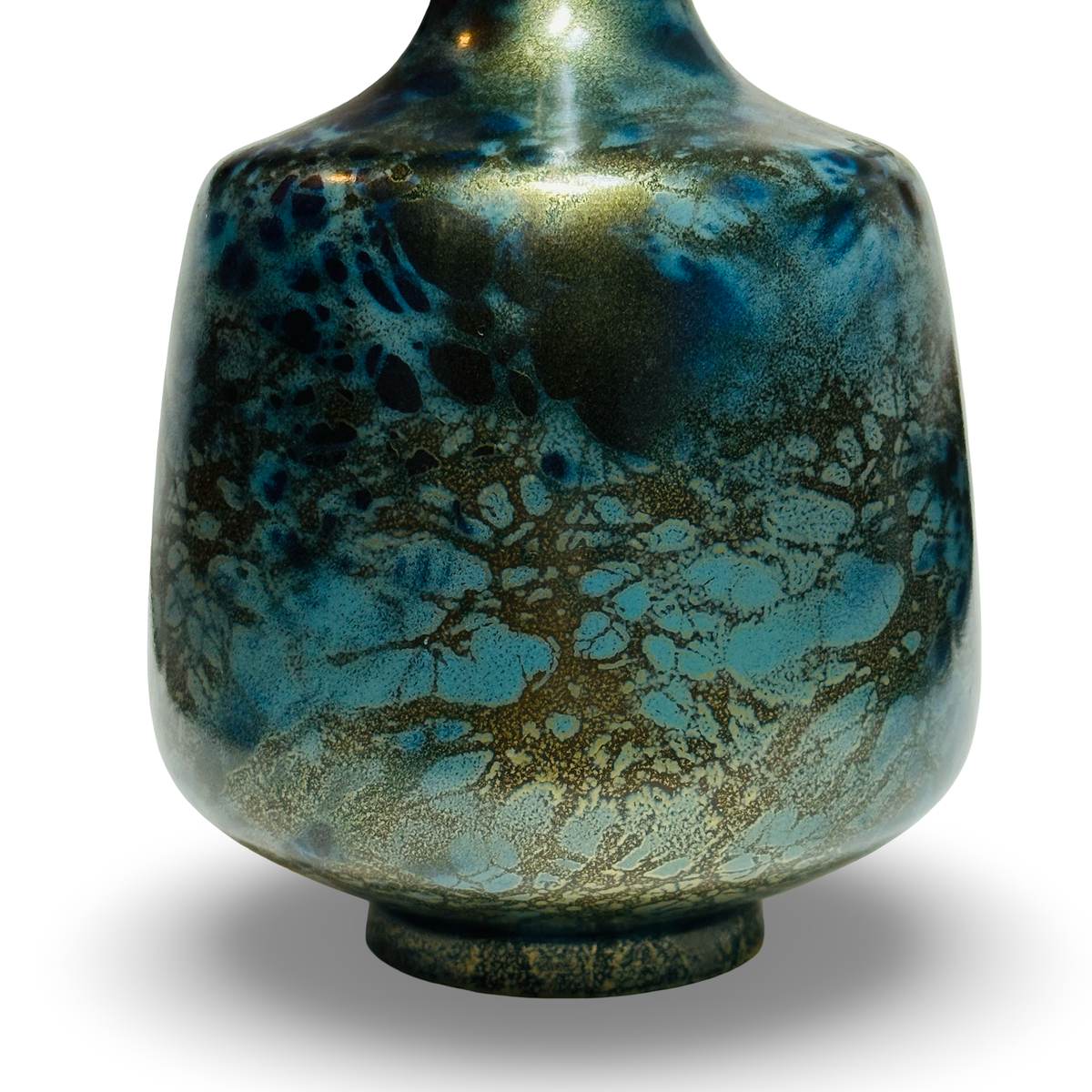 Detail des Korpus mit marmorierter blau-goldener Patina und Standring