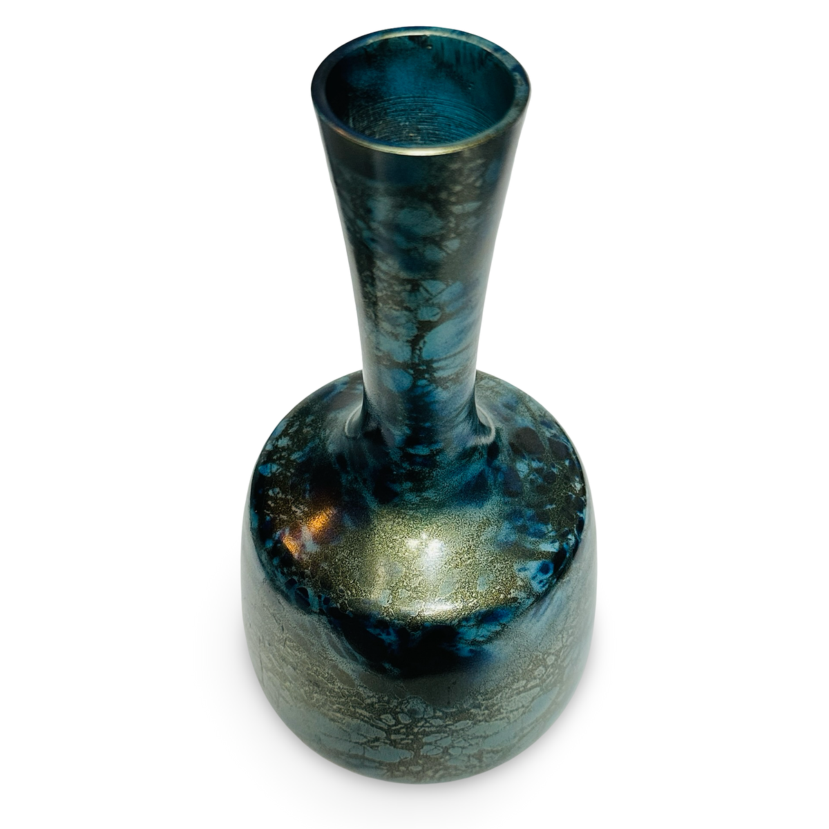 Blick von oben auf Mündung und Schulter der Metallvase