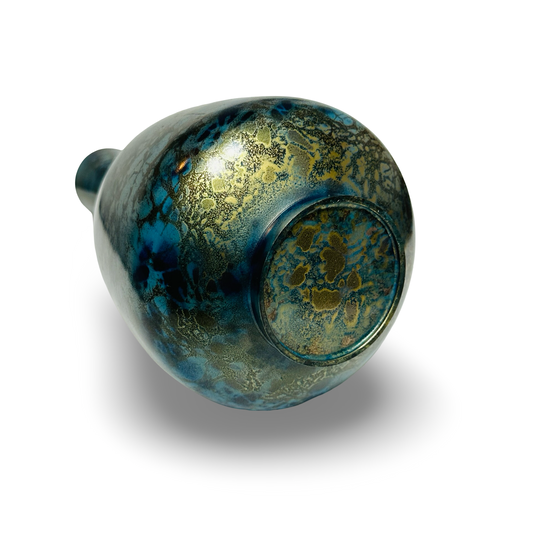 Unterseite der unsignierten Metallvase mit blau-goldener Patina