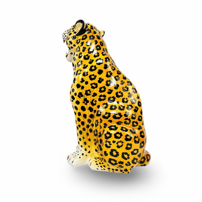 Seitliche Rückansicht des Leoparden aus Keramik, Italien der 1960er, mit weiß glasierten Pfoten