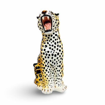 Frontalansicht der Keramik-Leopardenfigur aus Italien der 1960er mit weit geöffnetem Maul