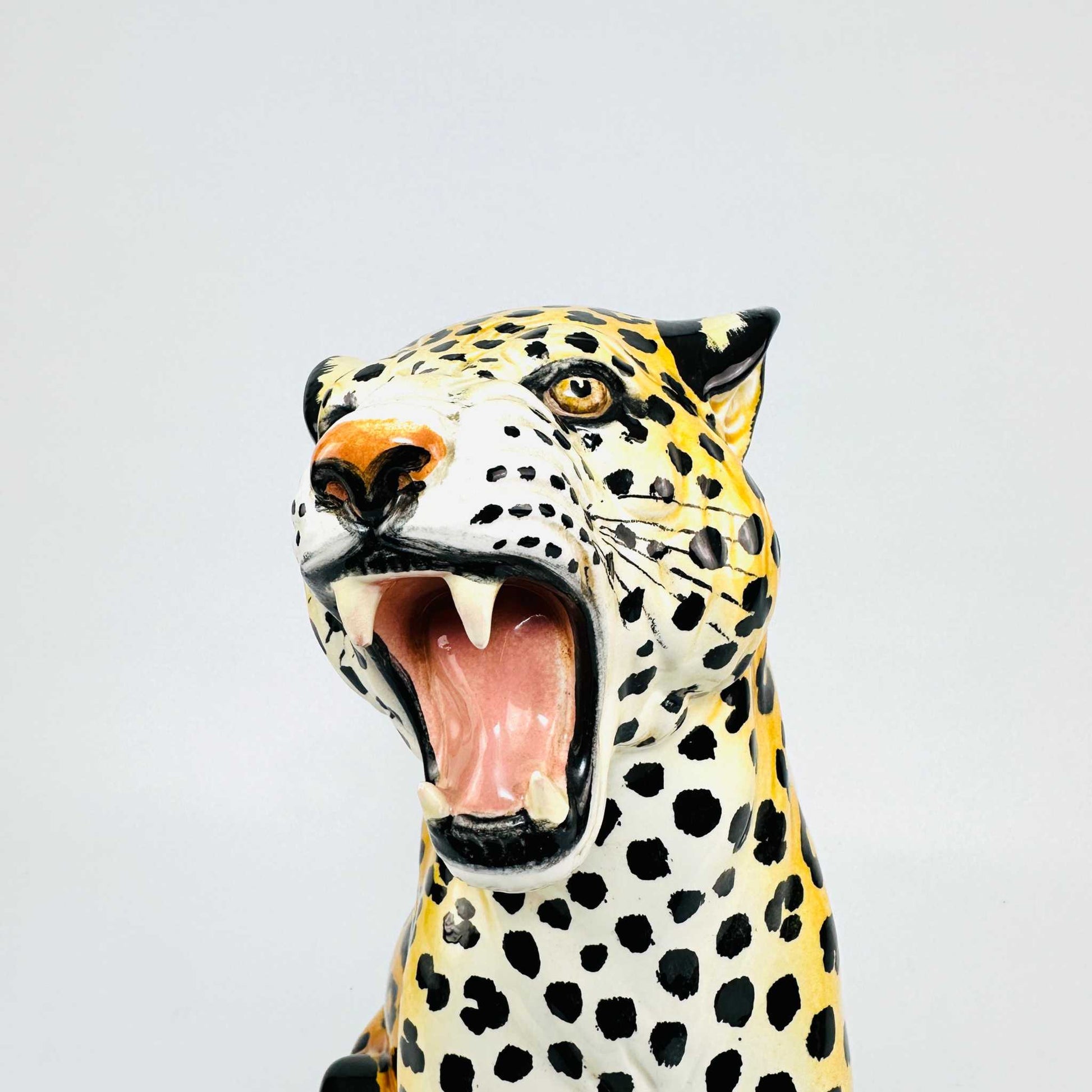 Italienischer Keramik-Leopard der 1960er Jahre mit handbemalten Rosetten, signiert und 42 cm hoch